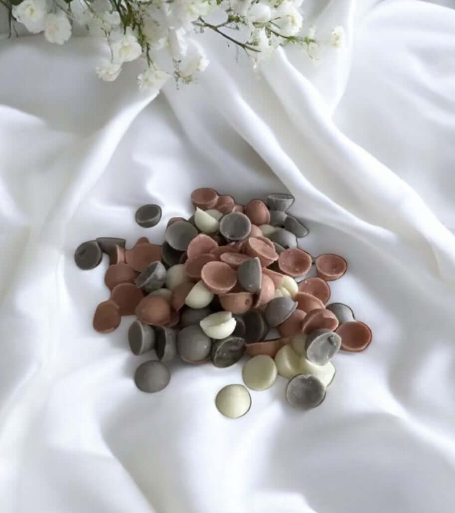 Perles parfumées - Caramel au Café sur un tissu blanc, créant une ambiance gourmande et chaleureuse.
